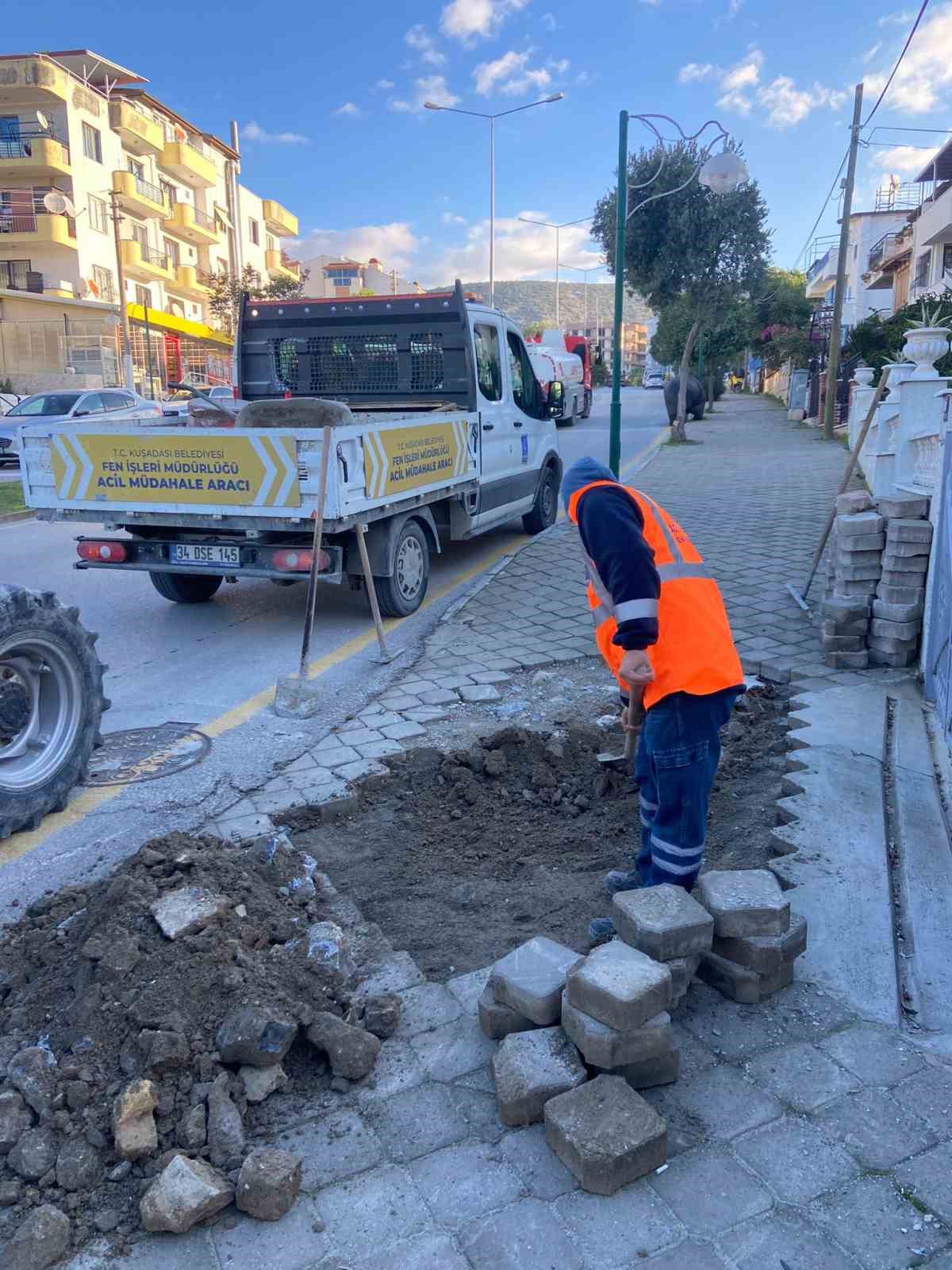 Kuşadası Belediyesi bozulan yolları onarıyor
