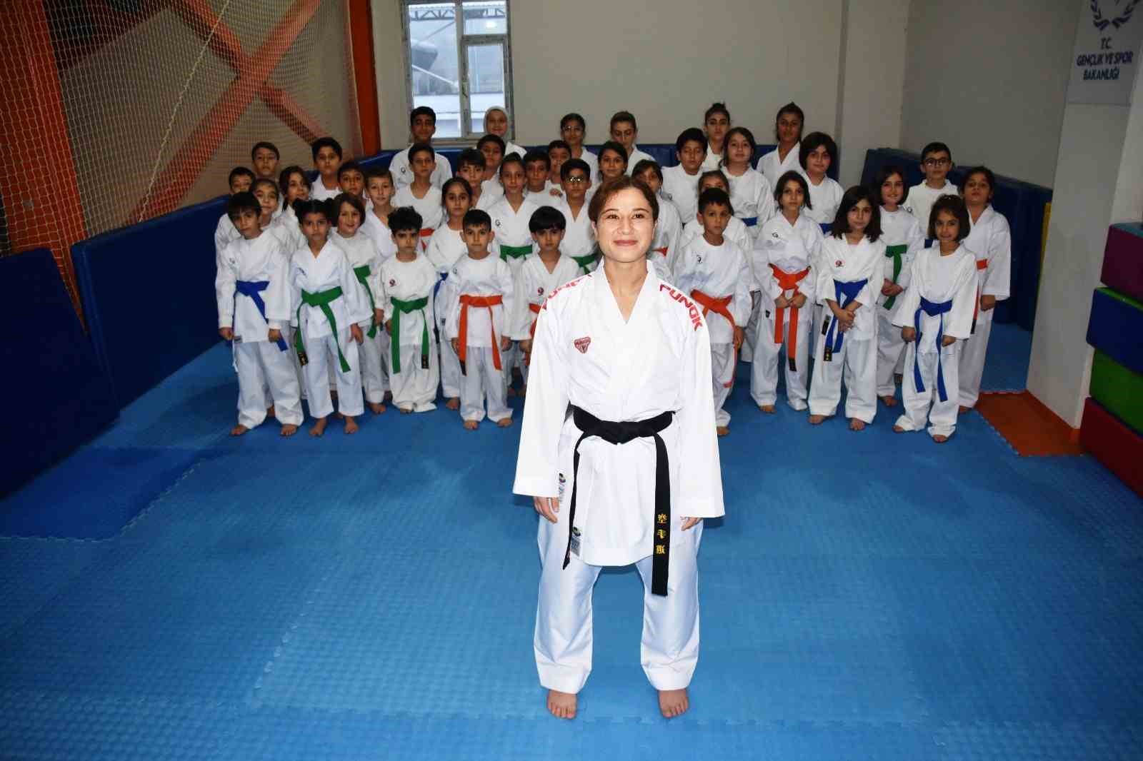 Bölgenin ilk kadın karate antrenörü Ayşe Meryem Yazar, Bitlis’te kız çocuklarına eğitim veriyor