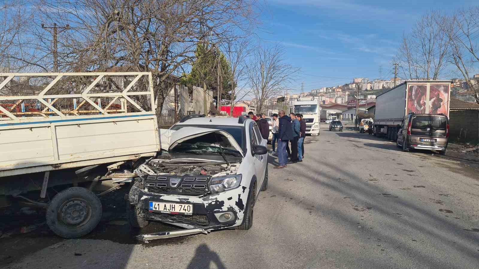Direksiyon başında uyuyunca park halindeki kamyonete &ccedil;arptı: 2 yaralı

