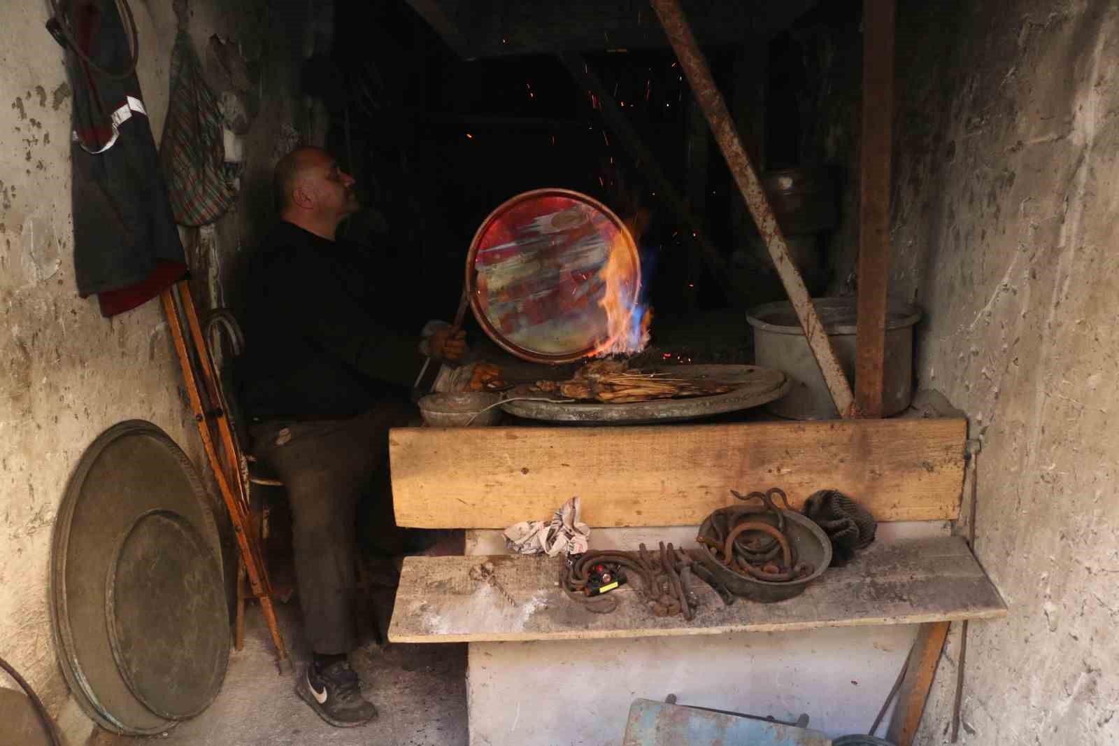 30 metrekarelik iş yerinde dede mesleği kalaycılığı yaşatmaya çalışıyor