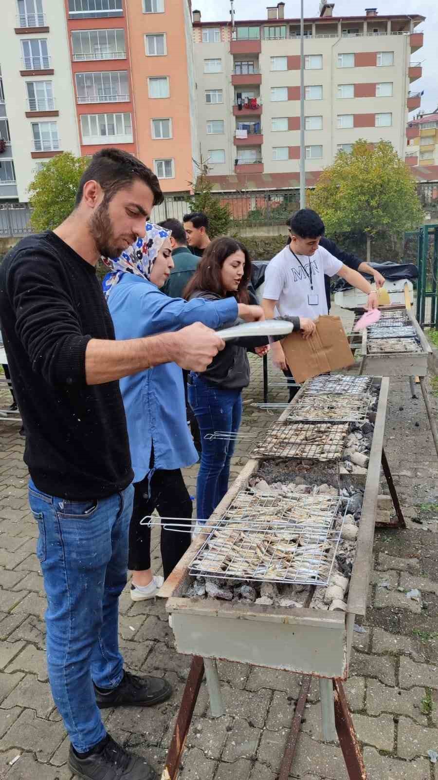 Öğrenciler hamsiye doydu
