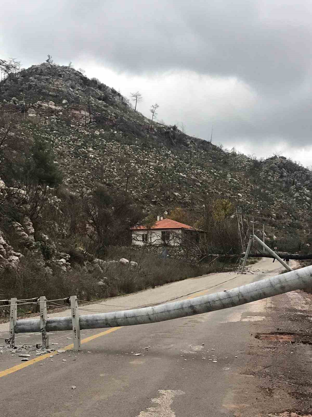 Marmaris’te sağanak yağış ve fırtına devam ediyor
