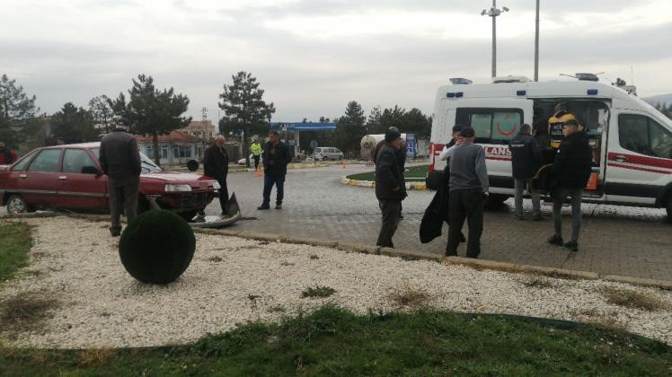 16 yaşındaki ehliyetsiz &ccedil;ocuk s&uuml;r&uuml;c&uuml;n&uuml;n karıştığı kazada s&uuml;r&uuml;c&uuml;ler yaralandı
