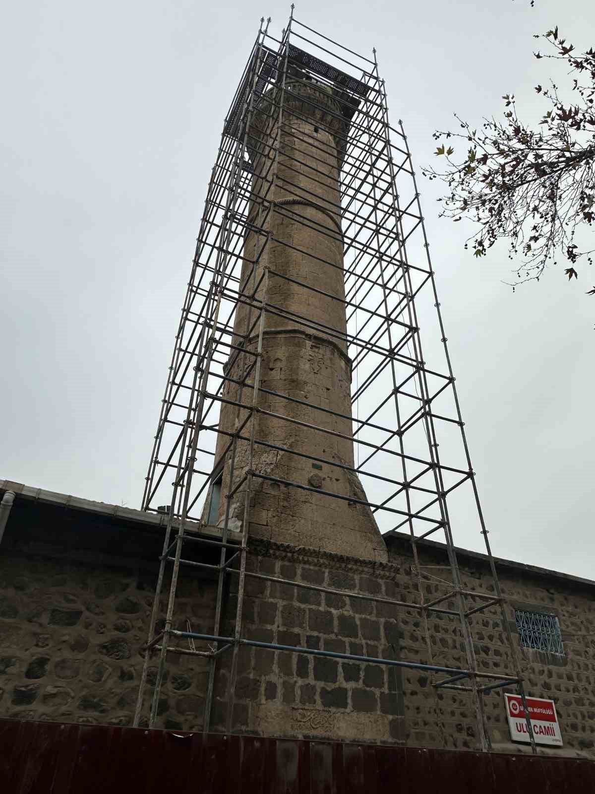 Depremde zarar gören Ulu Camii minaresi onarılmaya başlandı