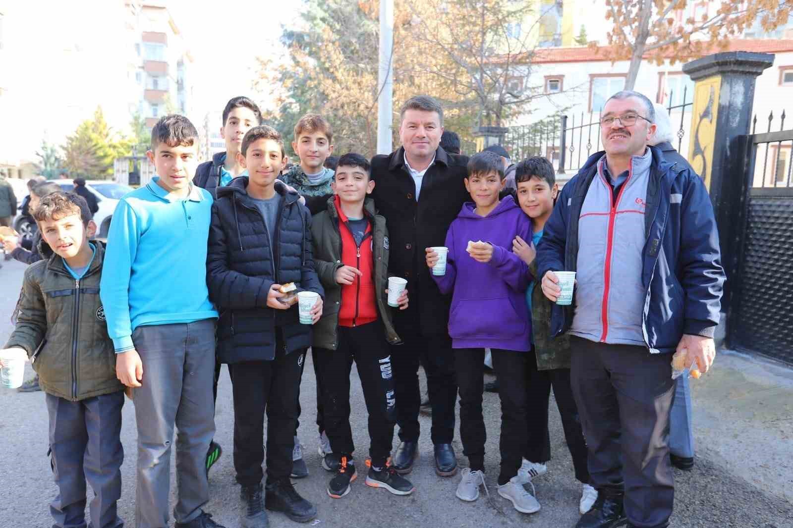 Başkan Din&ccedil;er vatandaşlarla bir araya geliyor
