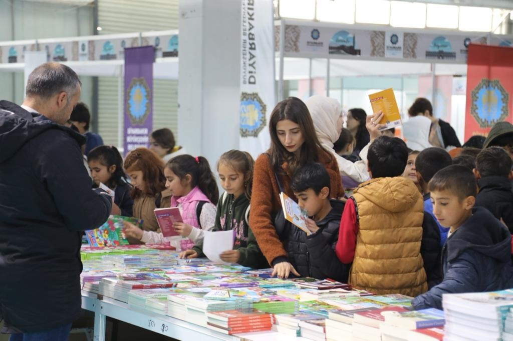 Diyarbakır’da 5 günde 237 bin kişi kitap fuarını ziyaret etti