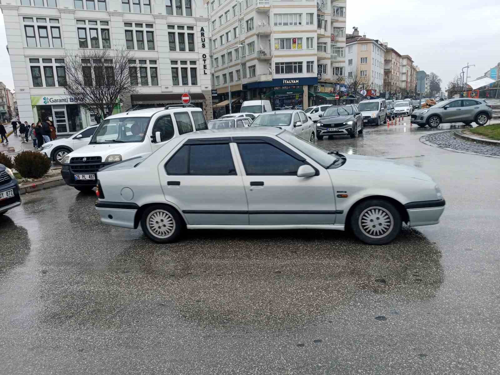 Yağmur sonrası kent merkezinde trafik sıkıştı
