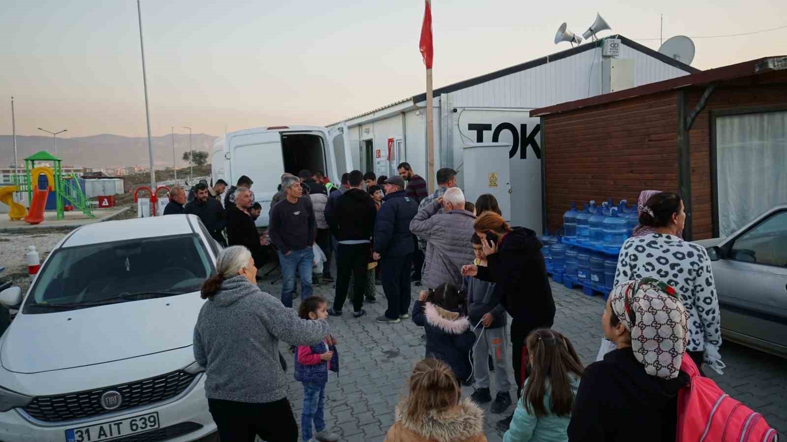 Çiftçi, depremzede vatandaşlara 2 ton mandalina dağıttı