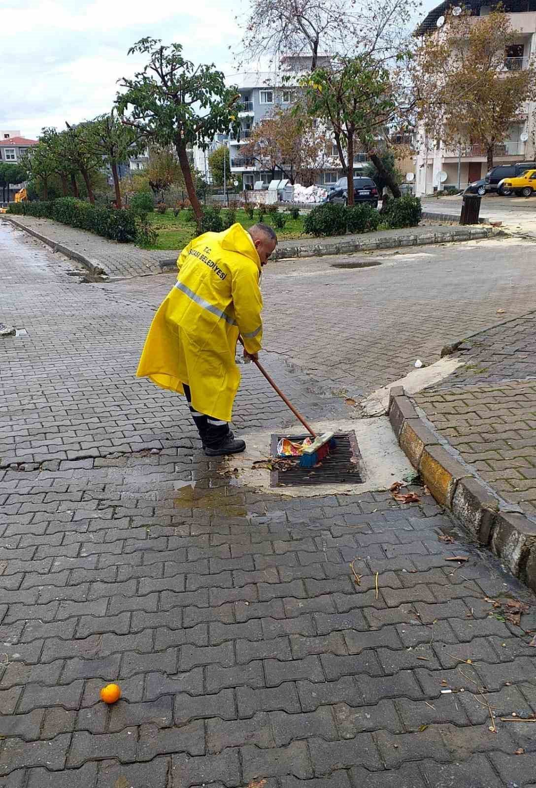 Kuşadası Belediyesi tüm ekipleri ile sahada
