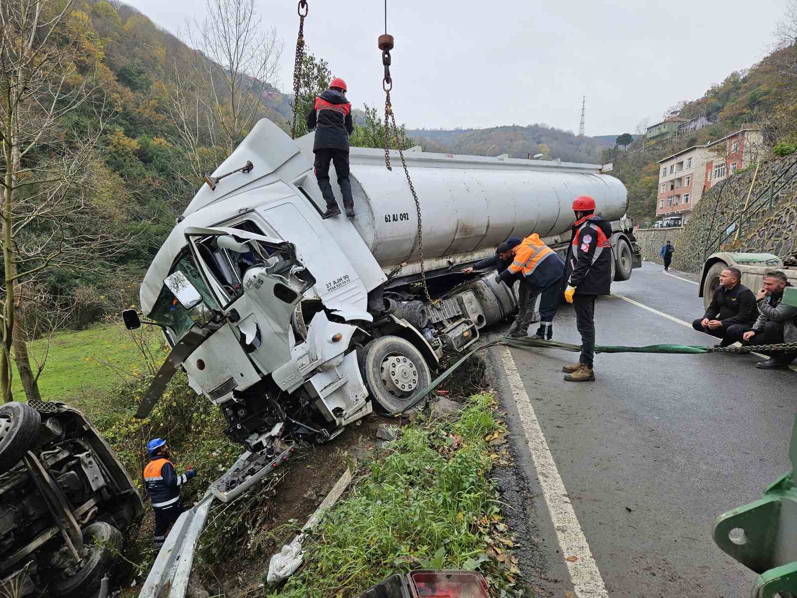 Sarıyer’de 1 kişinin öldüğü ve 3 kişinin yaralandığı kaza sonrası araçlar kaldırıldı
