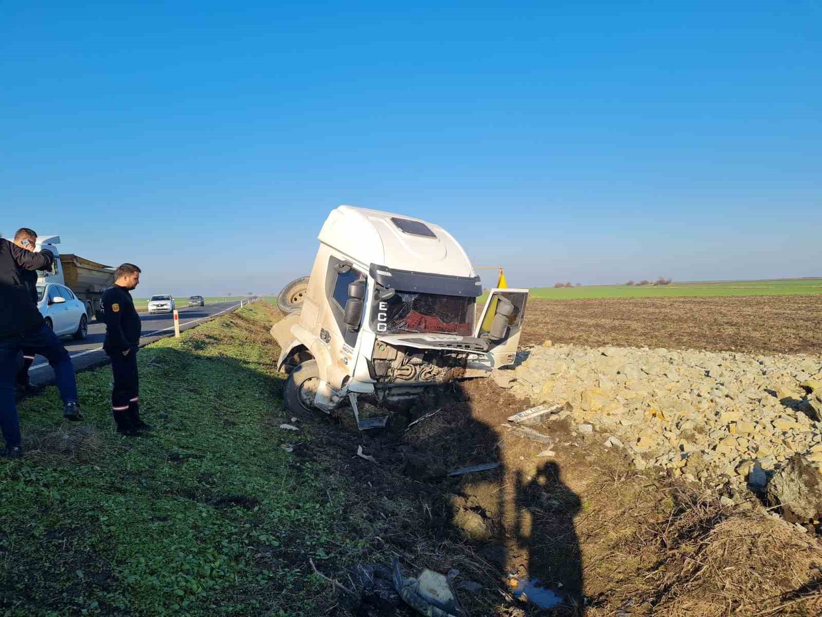 Seyir halindeki kamyon devrilerek yoldan &ccedil;ıktı
