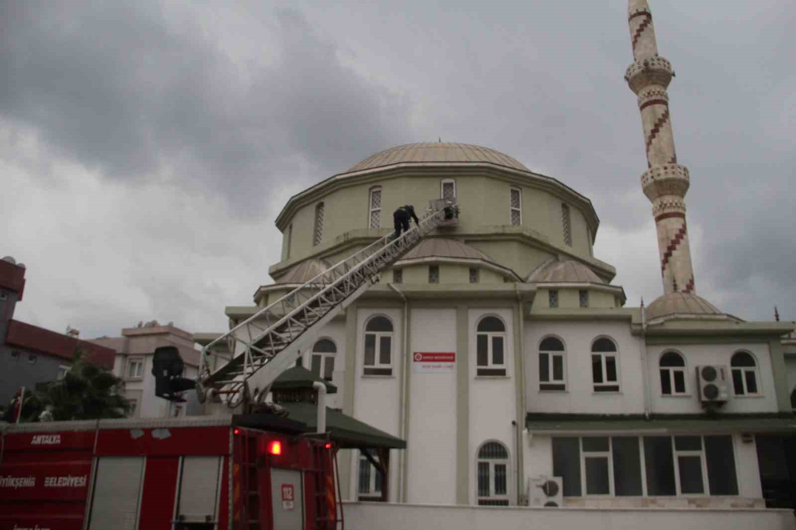 Fırtınanın yerinden söktüğü cami penceresini itfaiye ekipleri aldı