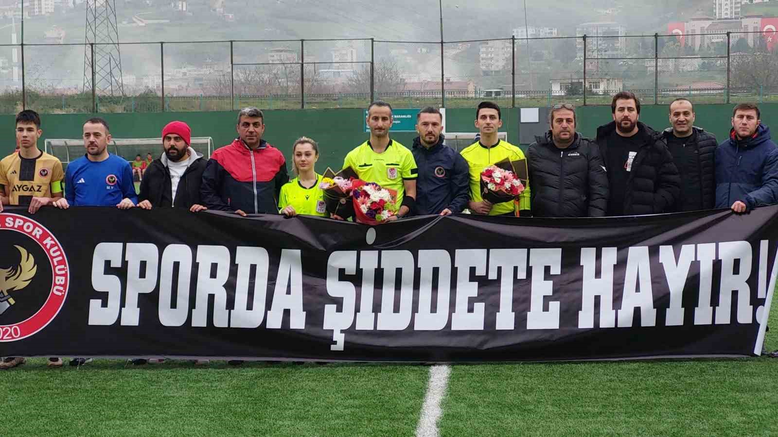 Sahaya "Sporda şiddete hayır" yazılı pankartla çıkıp, hakemlere çiçek verdiler
