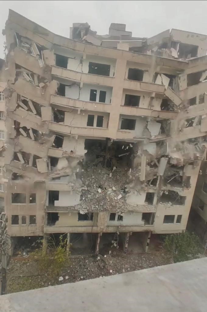Diyarbakır’da ağır hasarlı bina korna eşliğinde çöktü