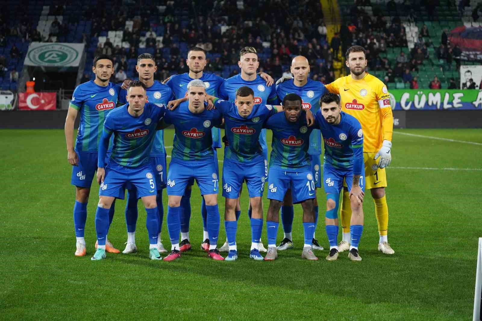 Trendyol Süper Lig: Çaykur Rizespor: 3 - Pendikspor: 1  (İlk yarı)
