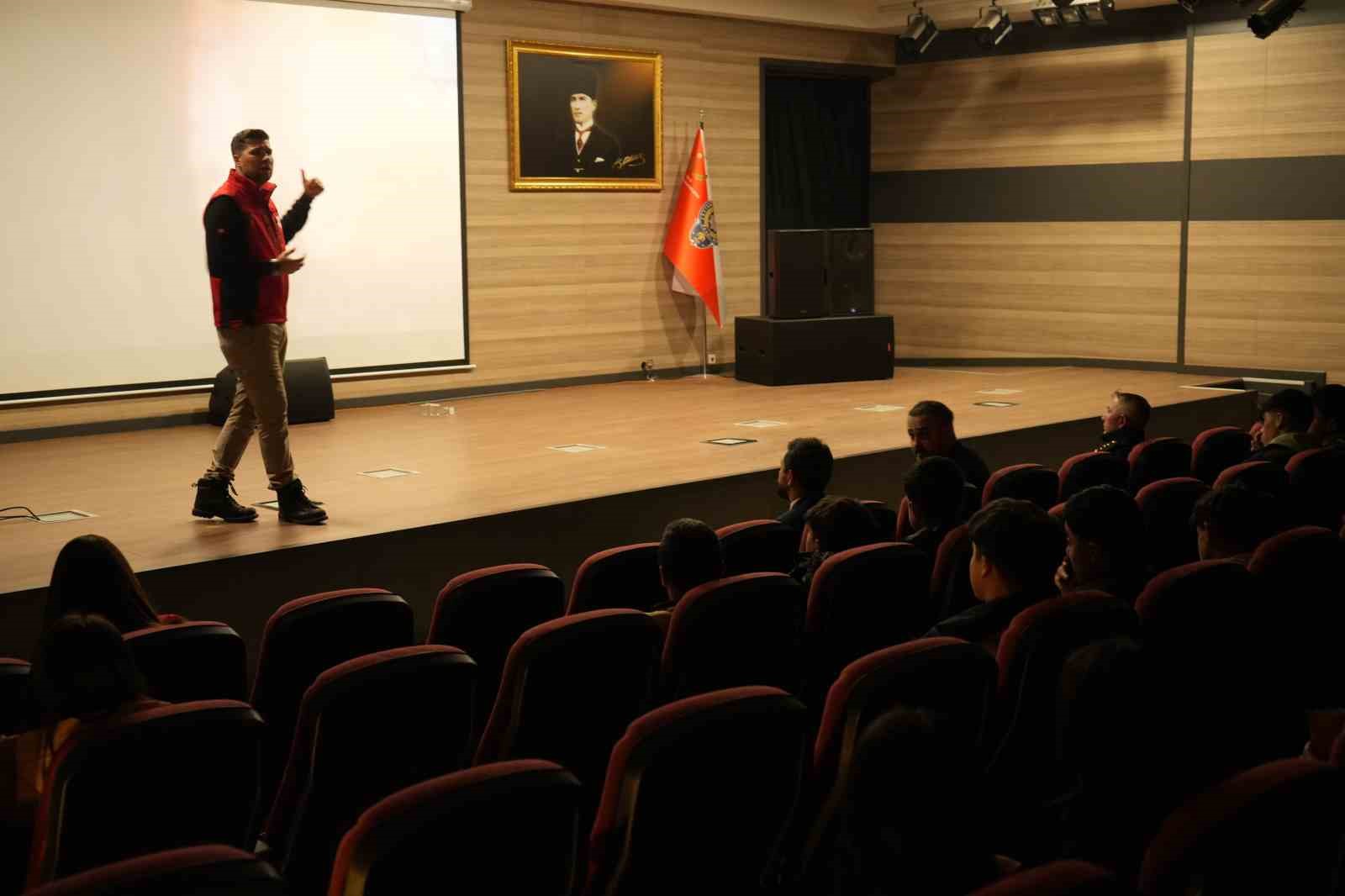 Muş’ta öğrencilerin konser ve sinema keyfi
