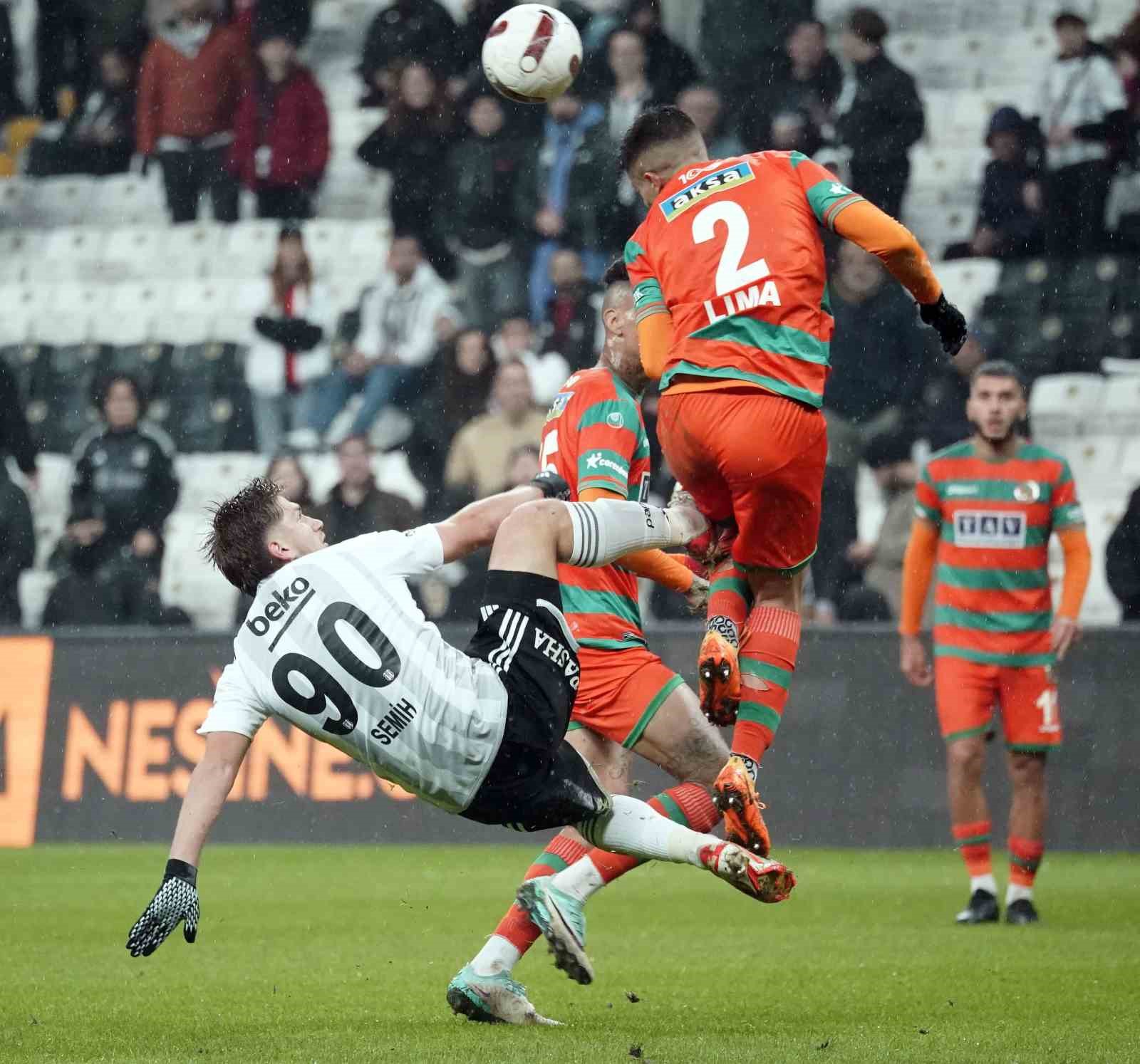 Trendyol Süper Lig: Beşiktaş: 1 - Alanyaspor: 1 (İlk yarı)
