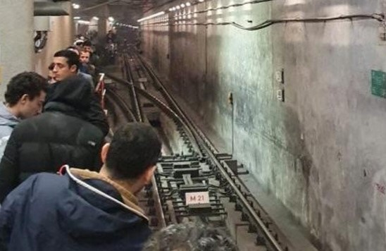 Metroda meydana gelen arıza yolcuları isyan ettirdi
