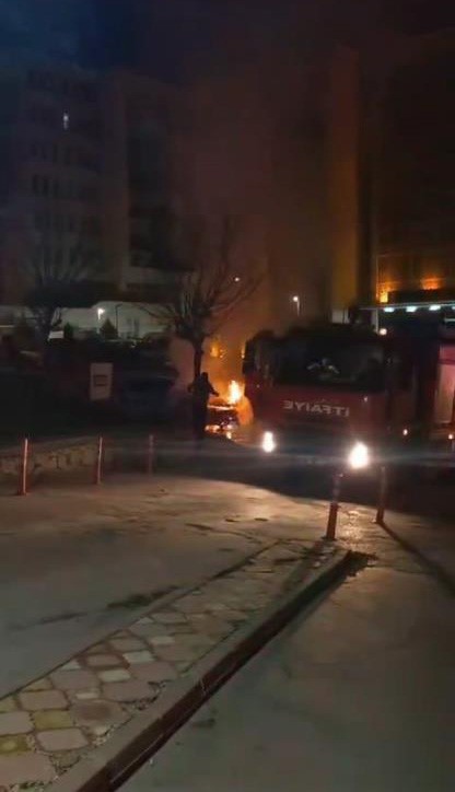 Elazığ’da otomobil alev alev yandı