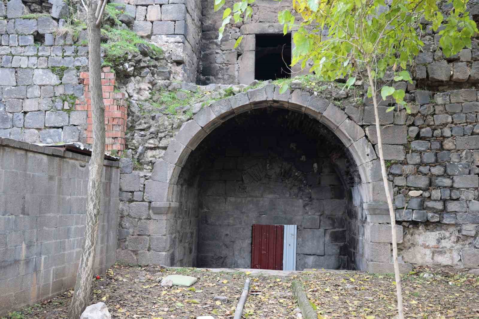 UNESCO mirasındaki 5 bin yıllık surlarda 41 yıllık tuğla yaması
