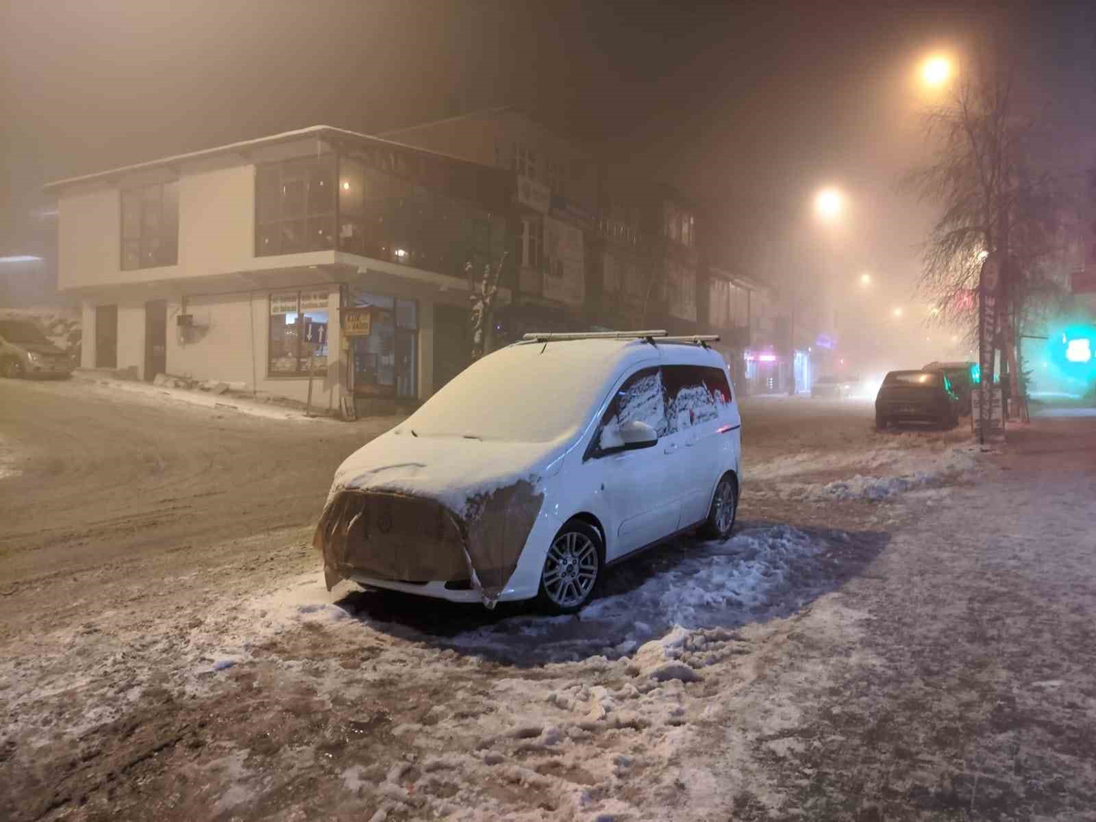 Eksi 9 derecede araçlar soğuktan battaniye ile korunuyor
