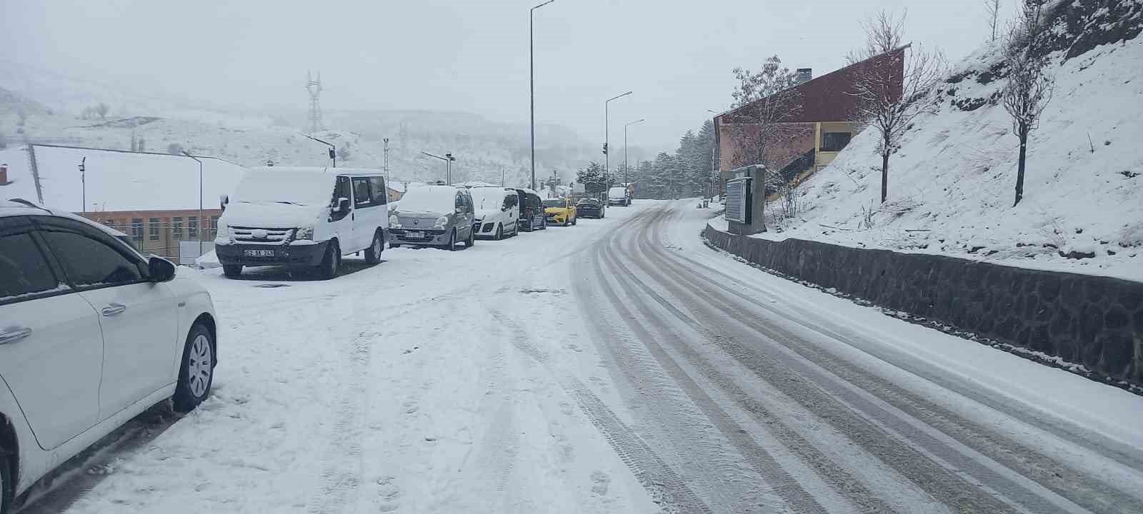 Tunceli’de kar yağışı etkili oldu, onlarca köy yolu ulaşıma kapandı
