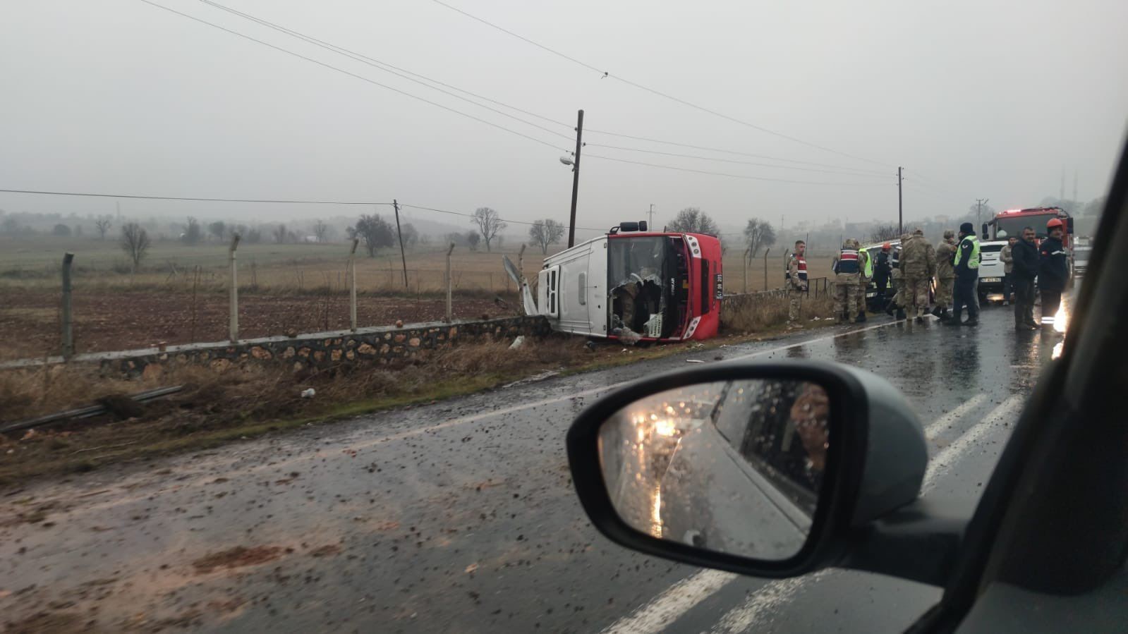 Mardin&rsquo;de yolcu midib&uuml;s&uuml; devrildi: 5 yaralı
