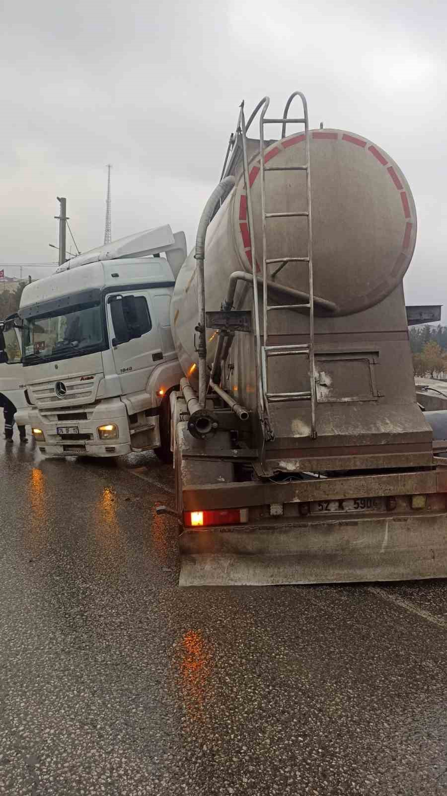 Sürücüsünün direksiyon hakimiyetini kaybettiği tır kaldırıma çıktı