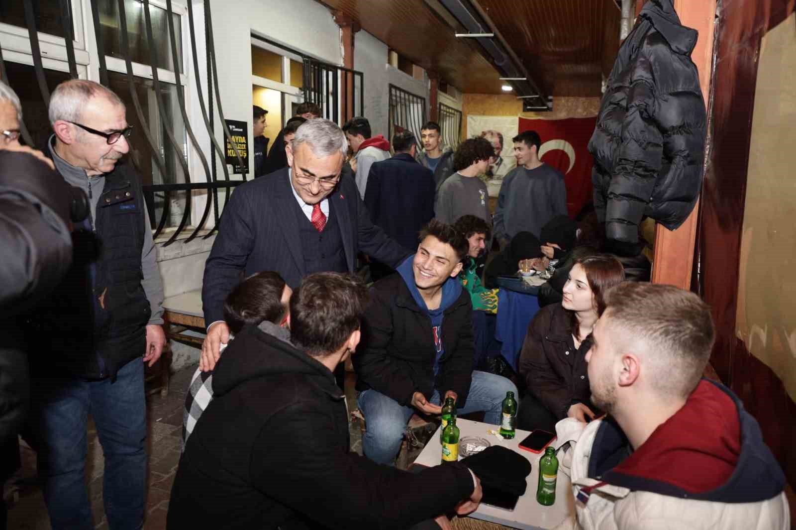 K&uuml;tahya Belediye Başkanı Alim Işık &ouml;ğrencilerle bir araya geldi
