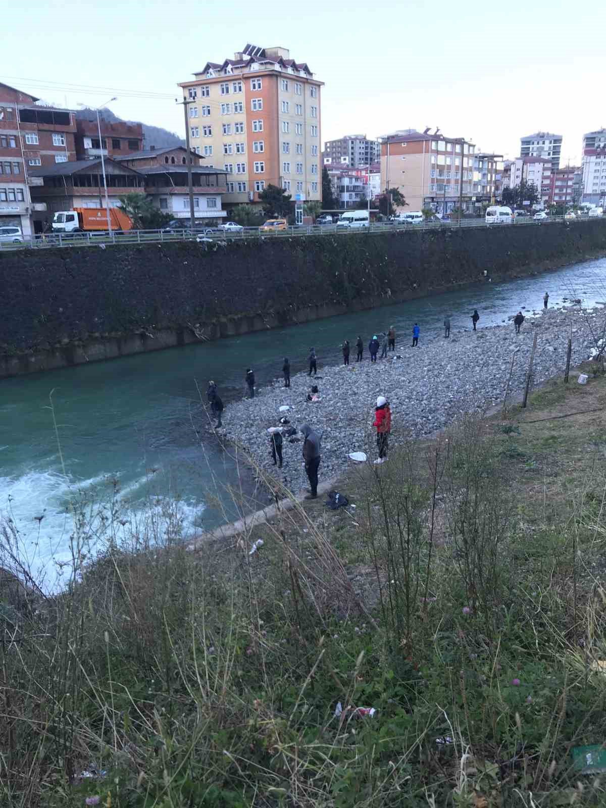 Fırtına nedeniyle balık kafesi yırtıldı, dereye doluşan somonları gören oltasını alıp dereye koştu
