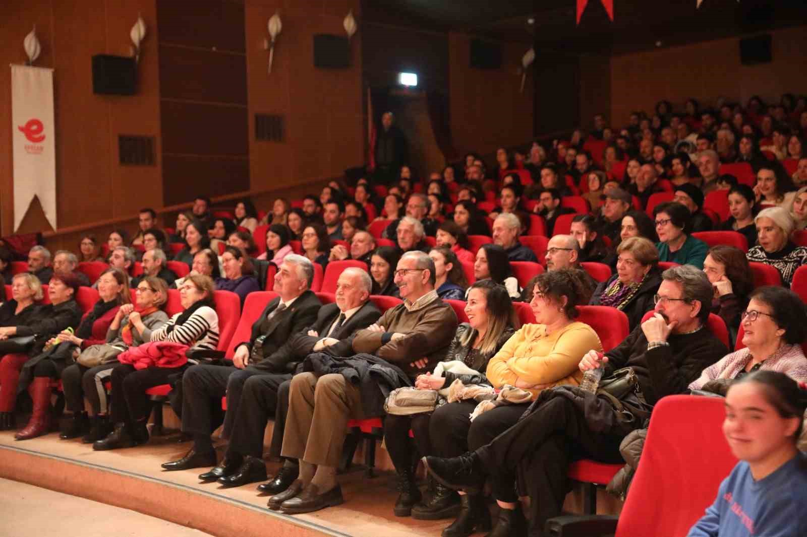 "Hamdi’nin İşleri Orta Oyunu" Efelerli tiyatroseverlerle buluştu
