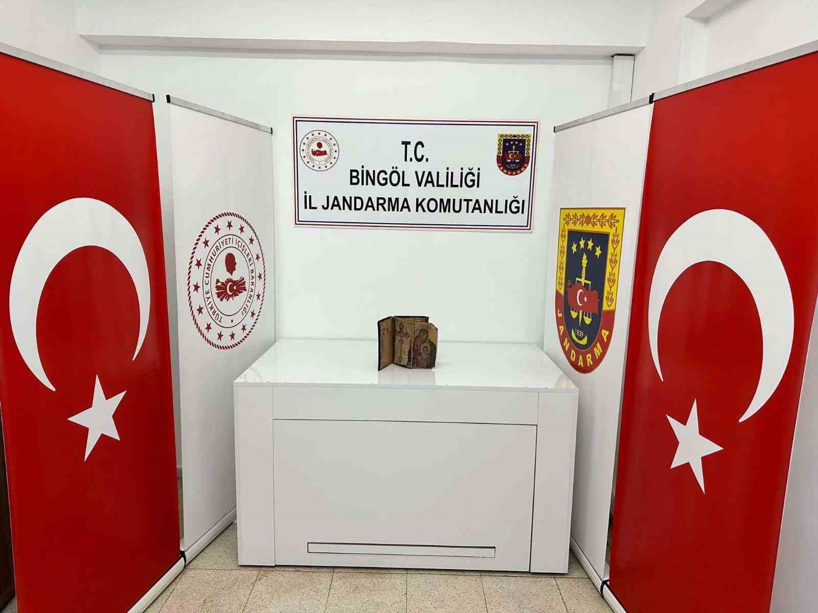 Bingöl’de tarihi eser kitap ele geçirildi