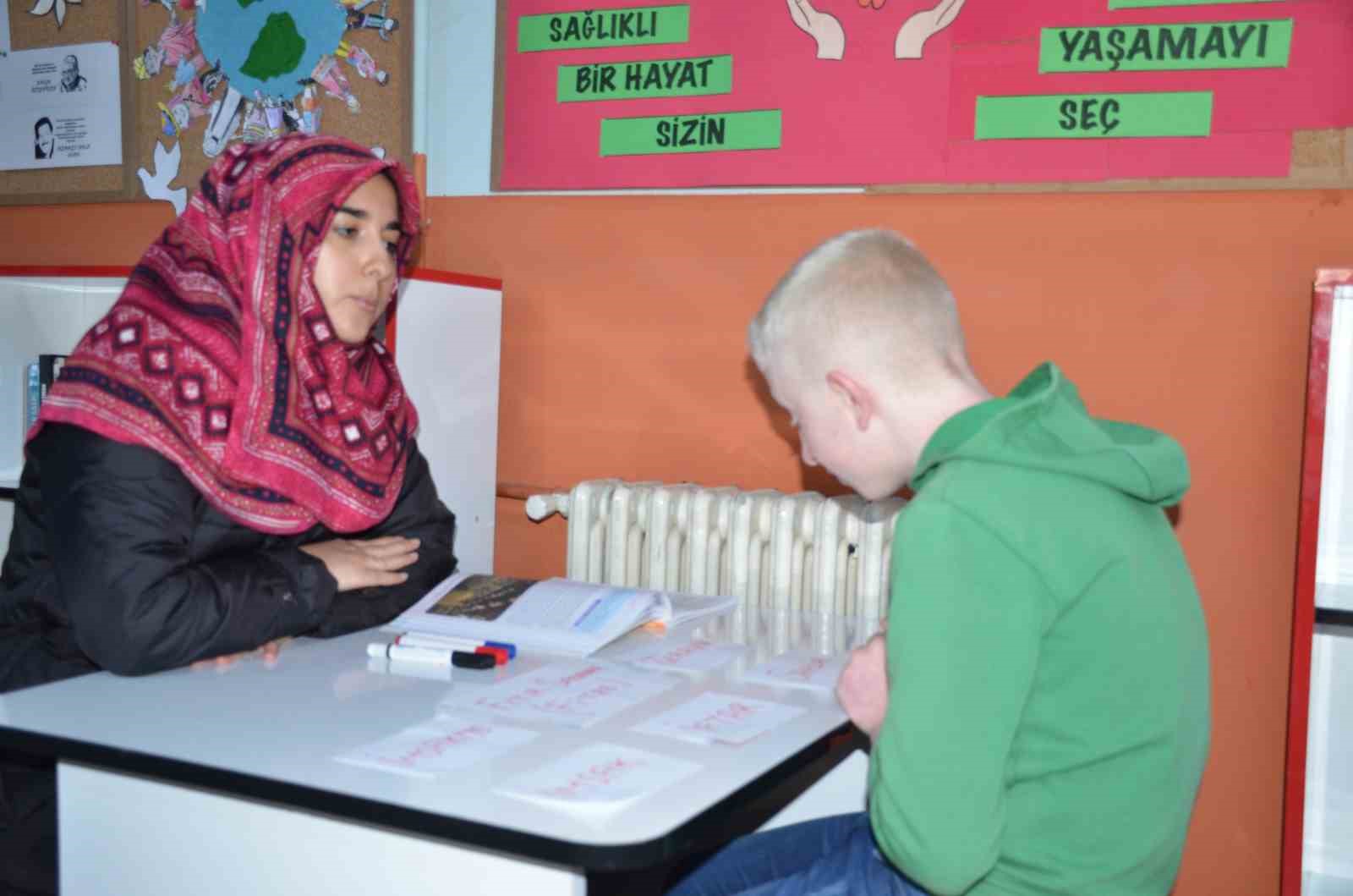 Görme engelli çocuk aldığı eğitimle zoru başardı