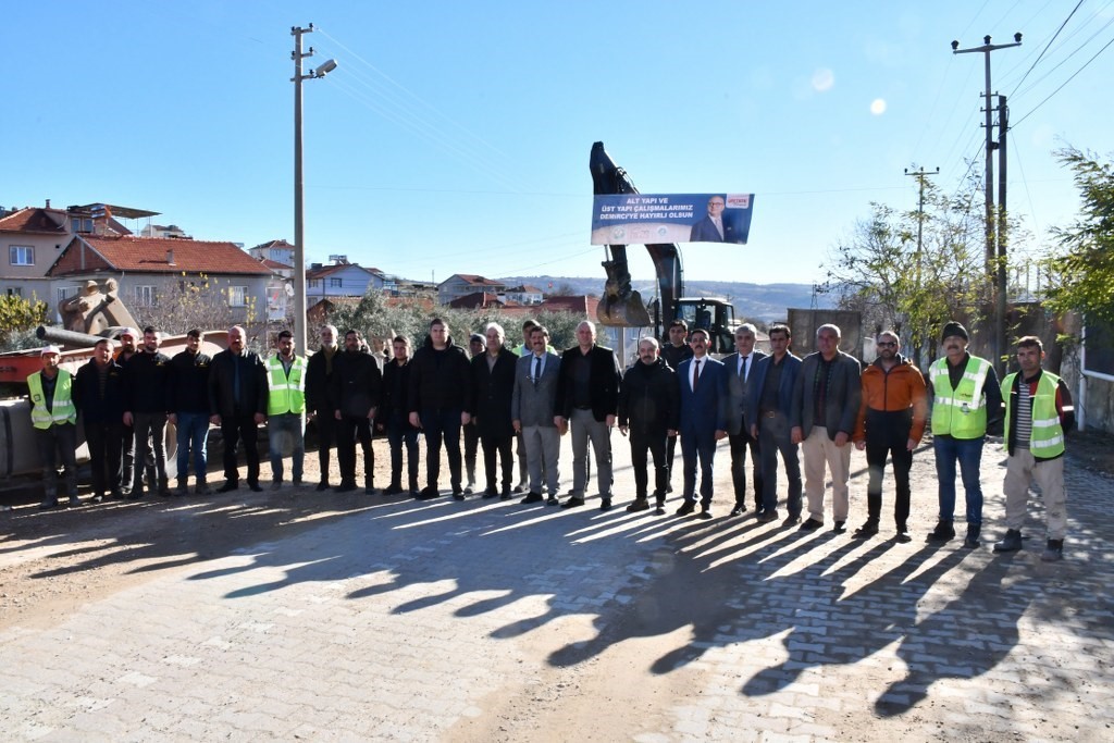 Manisa B&uuml;y&uuml;kşehir Belediyesi Demirci&rsquo;de prestij cadde &ccedil;alışmalarına başladı
