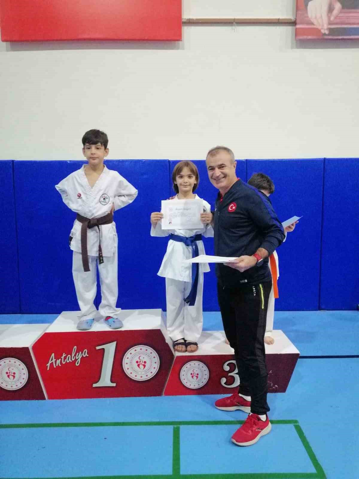 Kemer Belediyesi karate takımından 14 madalya