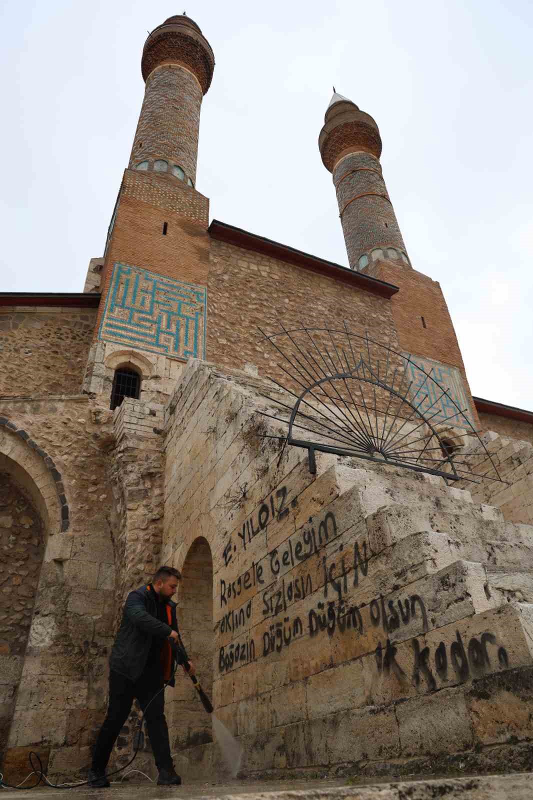 Çifte Minareye yapılan saygısızlık temizlendi
