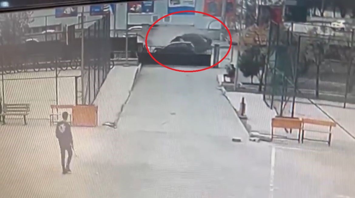 Diyarbakır’da okul önünde kaza, facianın eşiğinden dönüldü