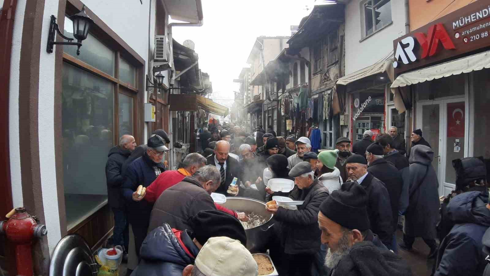 7 asırlık geleneği yağmurlu havaya rağmen sürdürdüler
