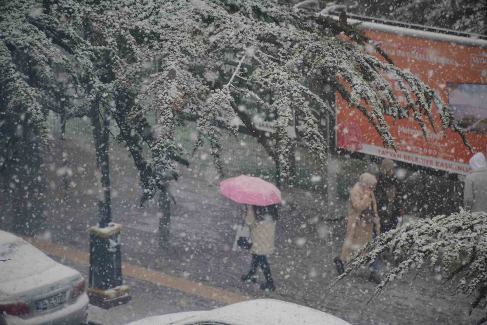 Bitlis’te yoğun kar yağışı başladı