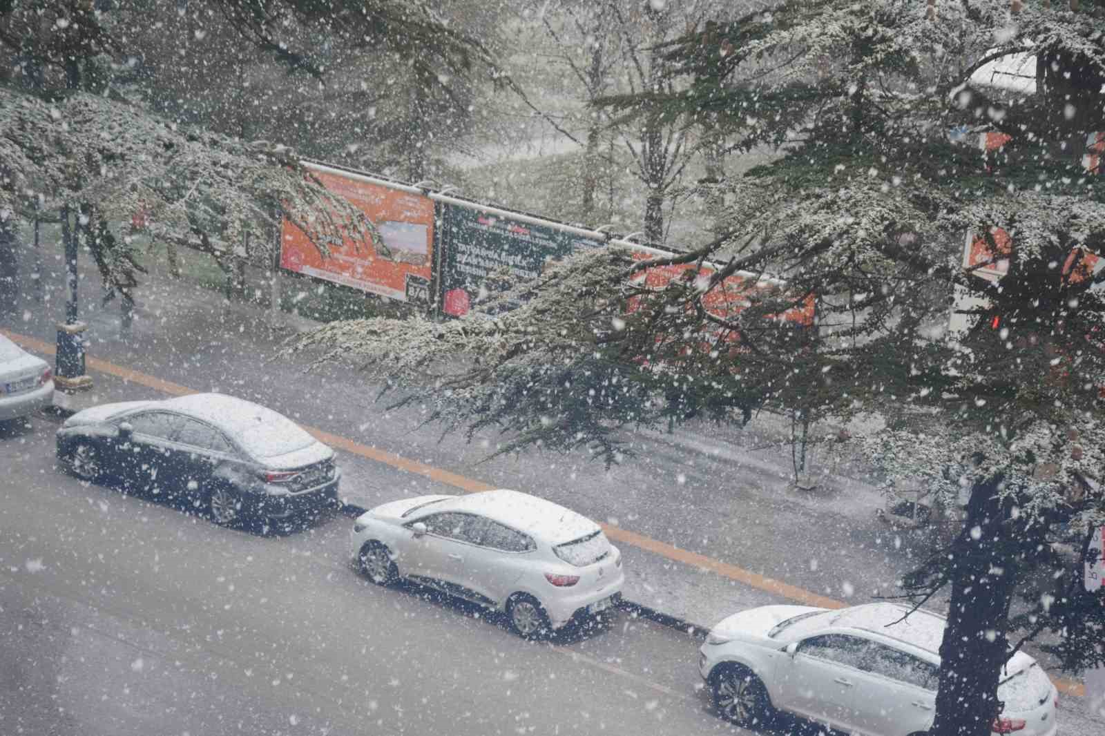 Bitlis&rsquo;te yoğun kar yağışı başladı
