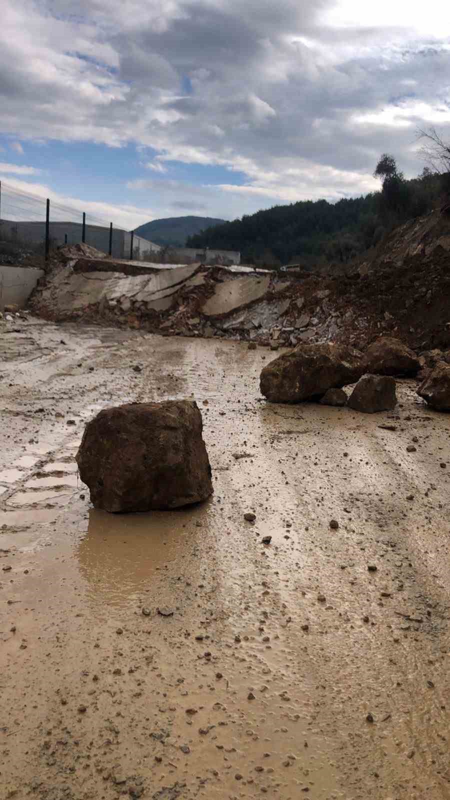 Heyelan nedeniyle kapanan yola Menteşe Belediyesi müdahale etti
