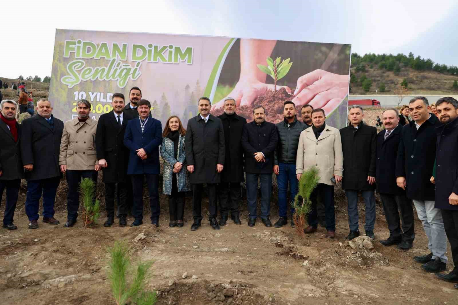 Tokat Belediyesi 10 yılda 260 bin fidanı toprakla buluşturdu
