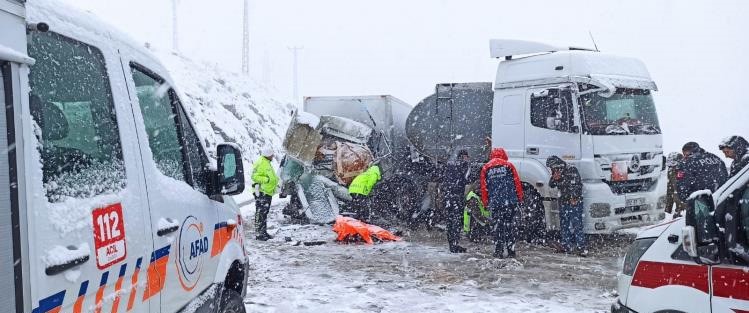 Bitlis&rsquo;te zincirleme trafik kazası: 1 &ouml;l&uuml;
