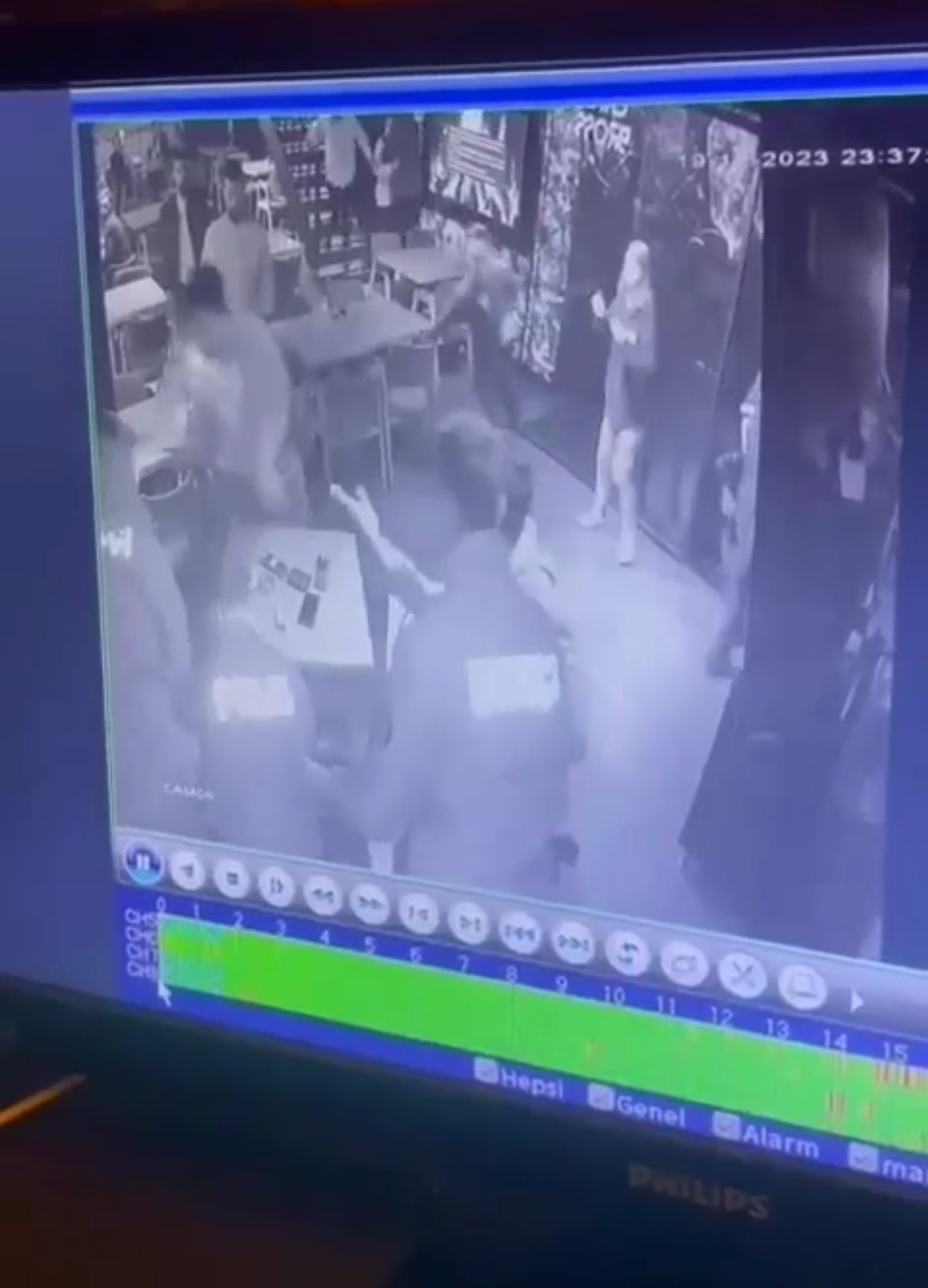 Bayrampaşa’da kafede huzur denetiminde arbede çıktı, 2 polis ile 1 bekçi yaralandı