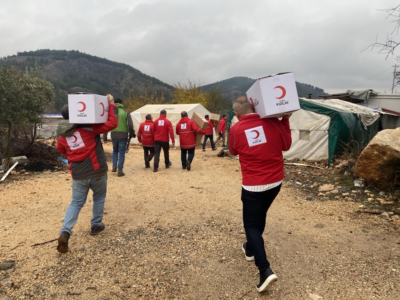 Kızılay, köylerde kalan depremzedelere kışlık yardım yaptı