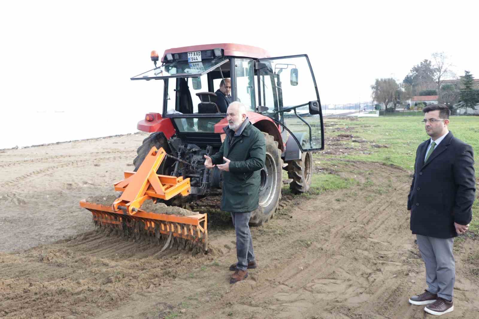 Çiftlikköy’de hurdalardan kumsal temizlik aparatı yaptılar
