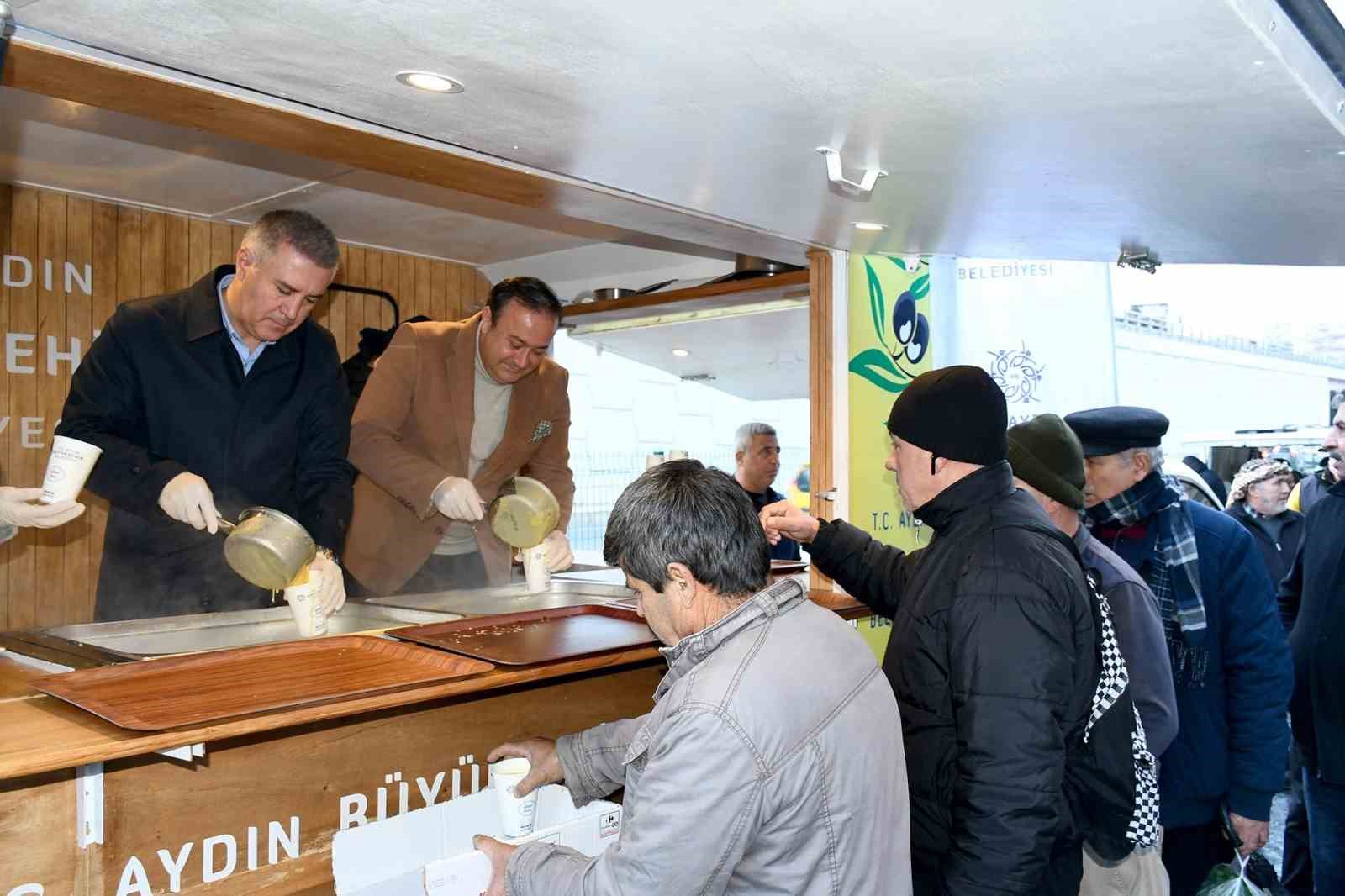 Aydın Büyükşehir Belediyesi’nden Kuşadalılara soğuk havada iç ısıtan ikram
