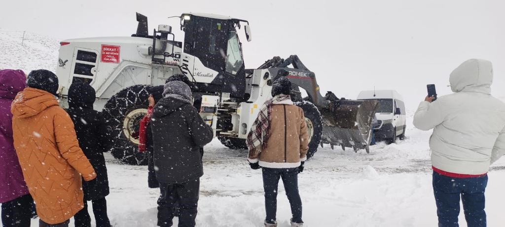 Kayak merkezi yolunda mahsur kalan kafile kurtarıldı