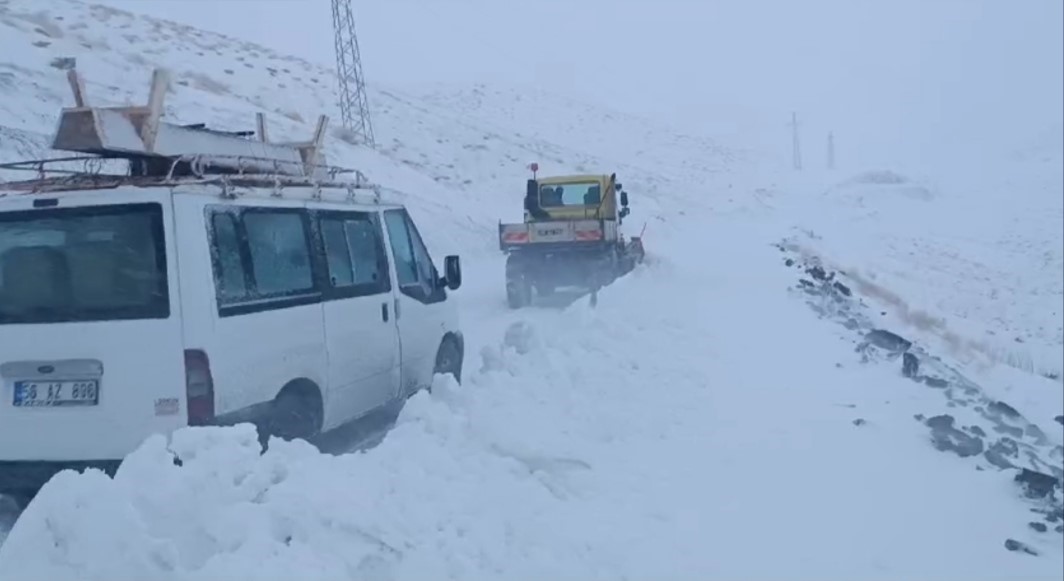 Siirt’te kardan dolayı kapanan grup köy yolu ulaşıma açıldı
