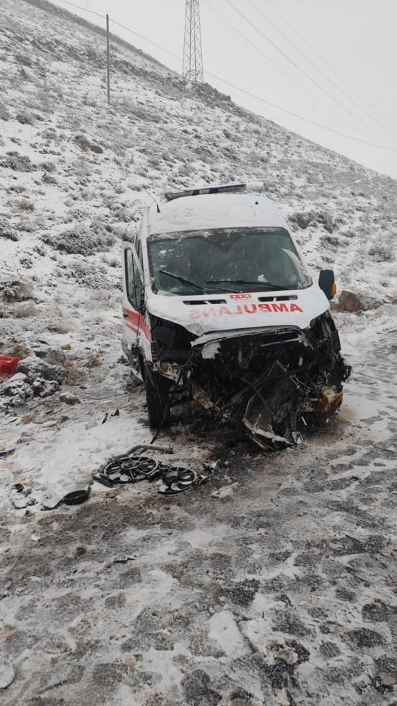 Hakkari’de ambulans kaza yaptı: 3 yaralı
